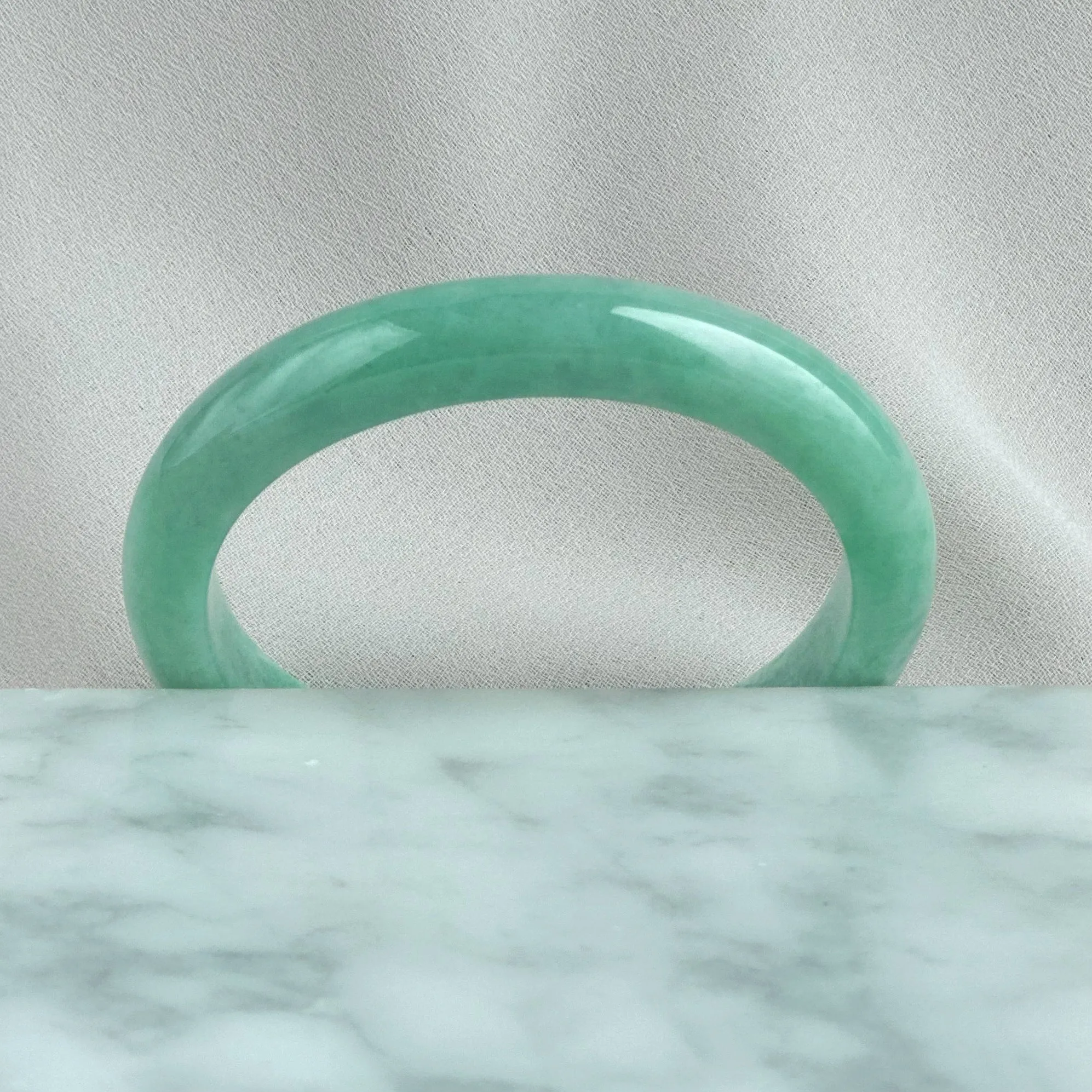 81752 52.5mm Apple Green Oval Jadeite Bangle