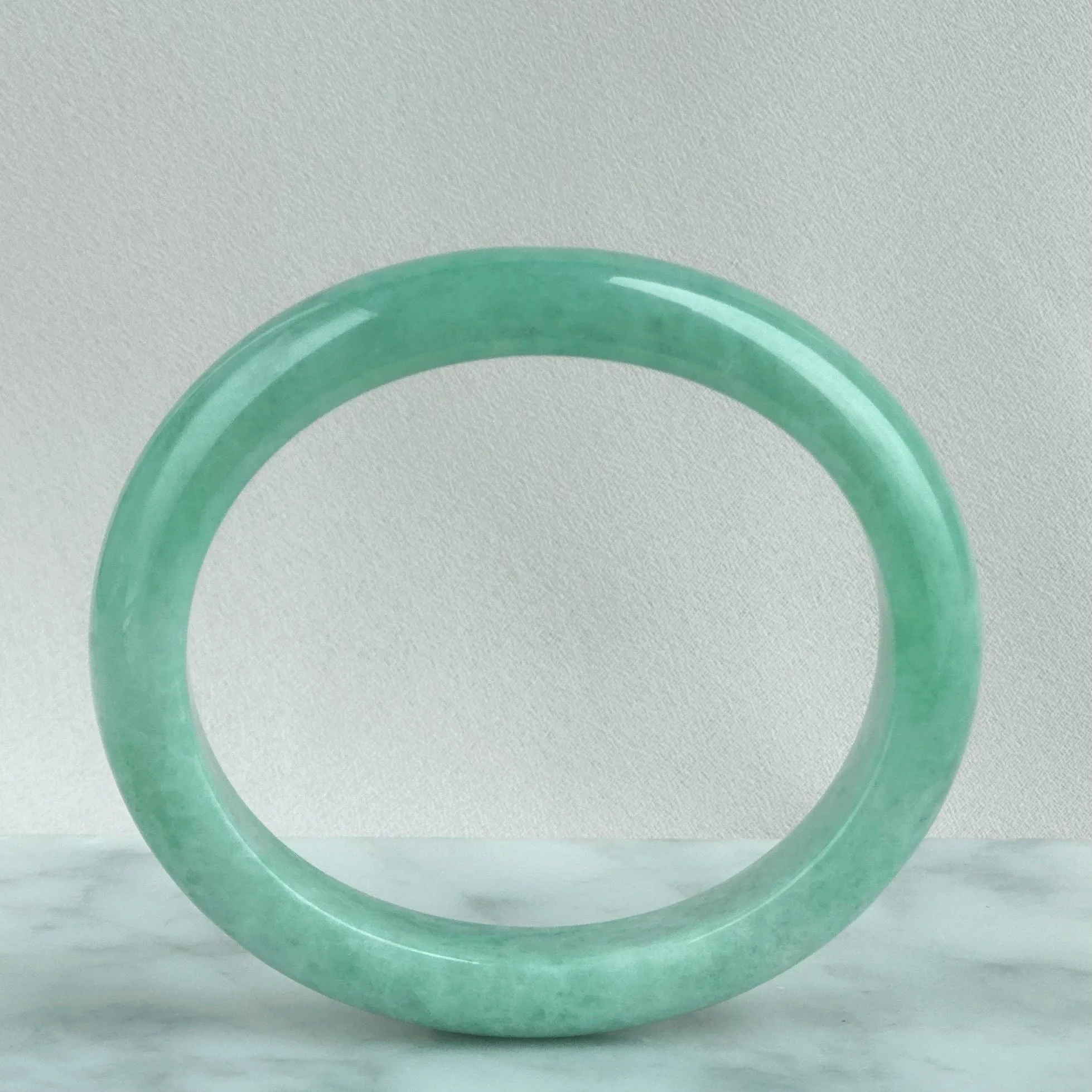 81752 52.5mm Apple Green Oval Jadeite Bangle
