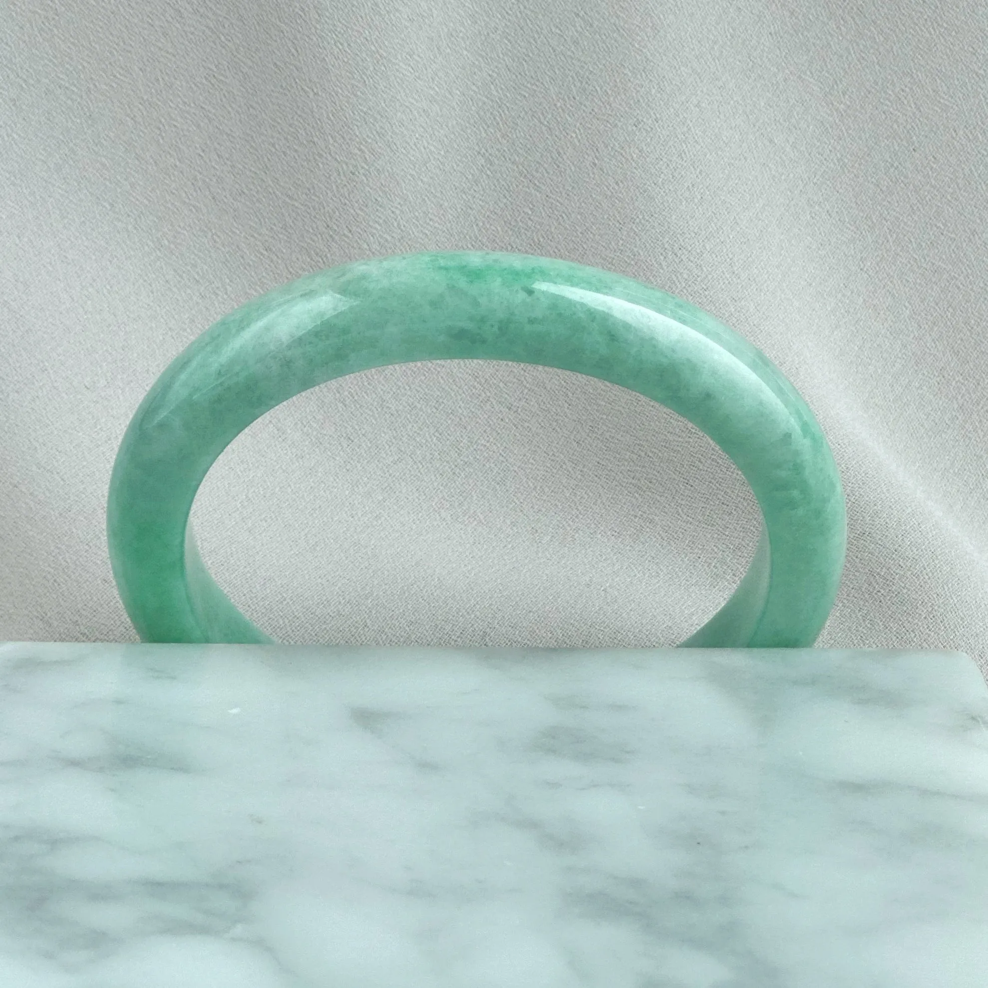 81752 52.5mm Apple Green Oval Jadeite Bangle