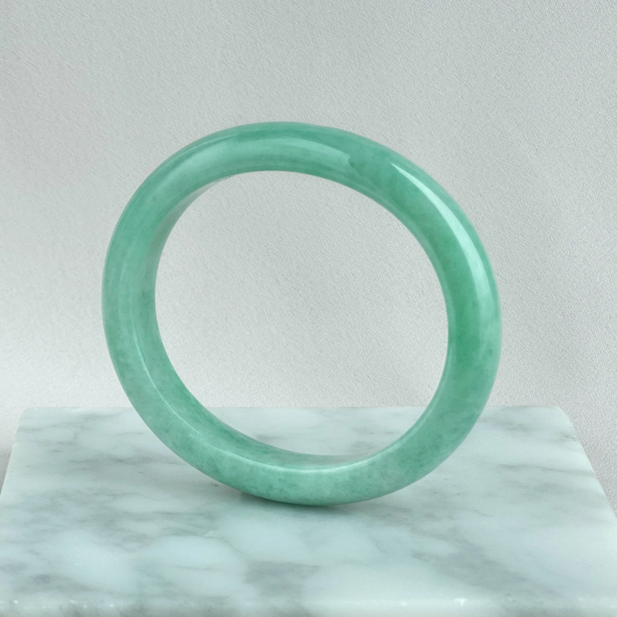 81752 52.5mm Apple Green Oval Jadeite Bangle