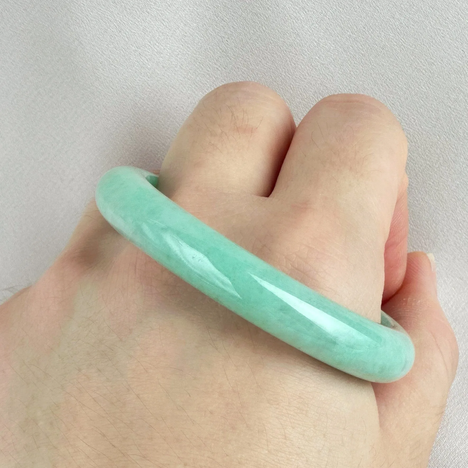 81752 52.5mm Apple Green Oval Jadeite Bangle