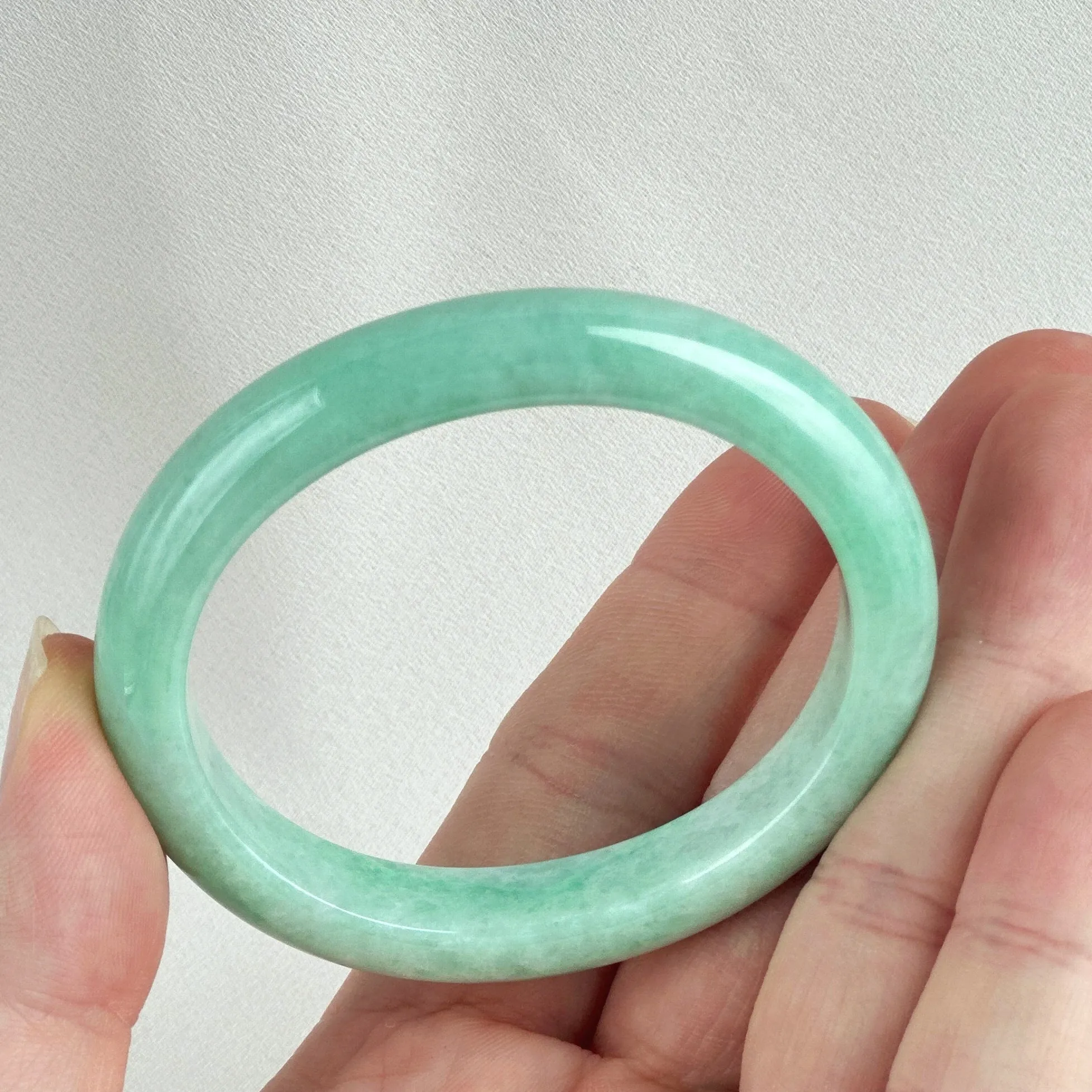 81752 52.5mm Apple Green Oval Jadeite Bangle
