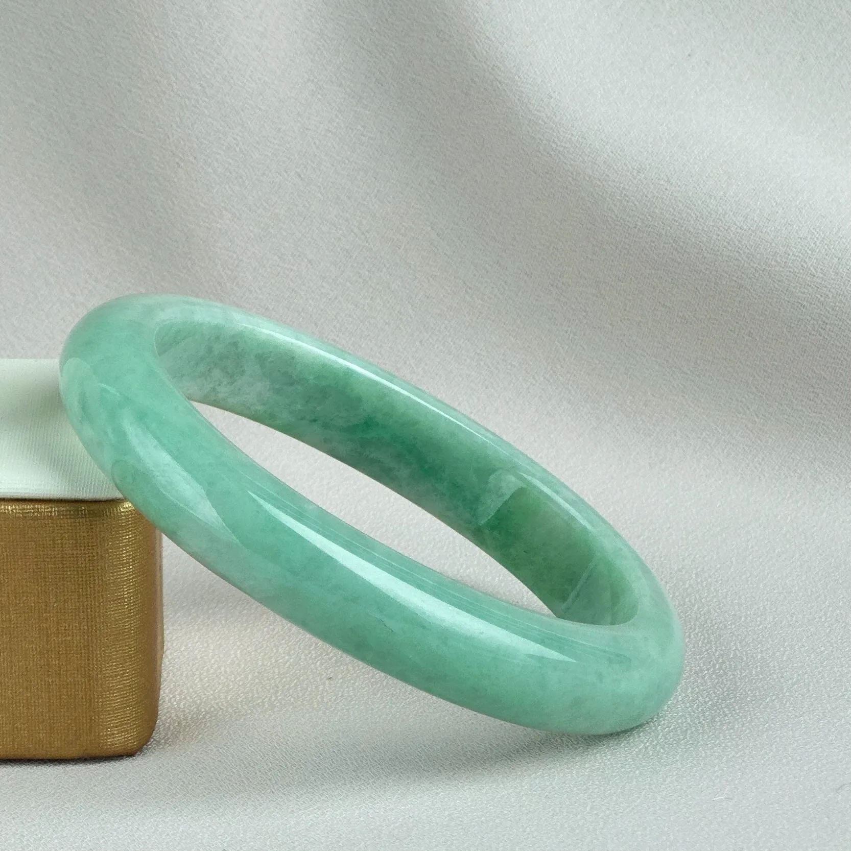 81752 52.5mm Apple Green Oval Jadeite Bangle