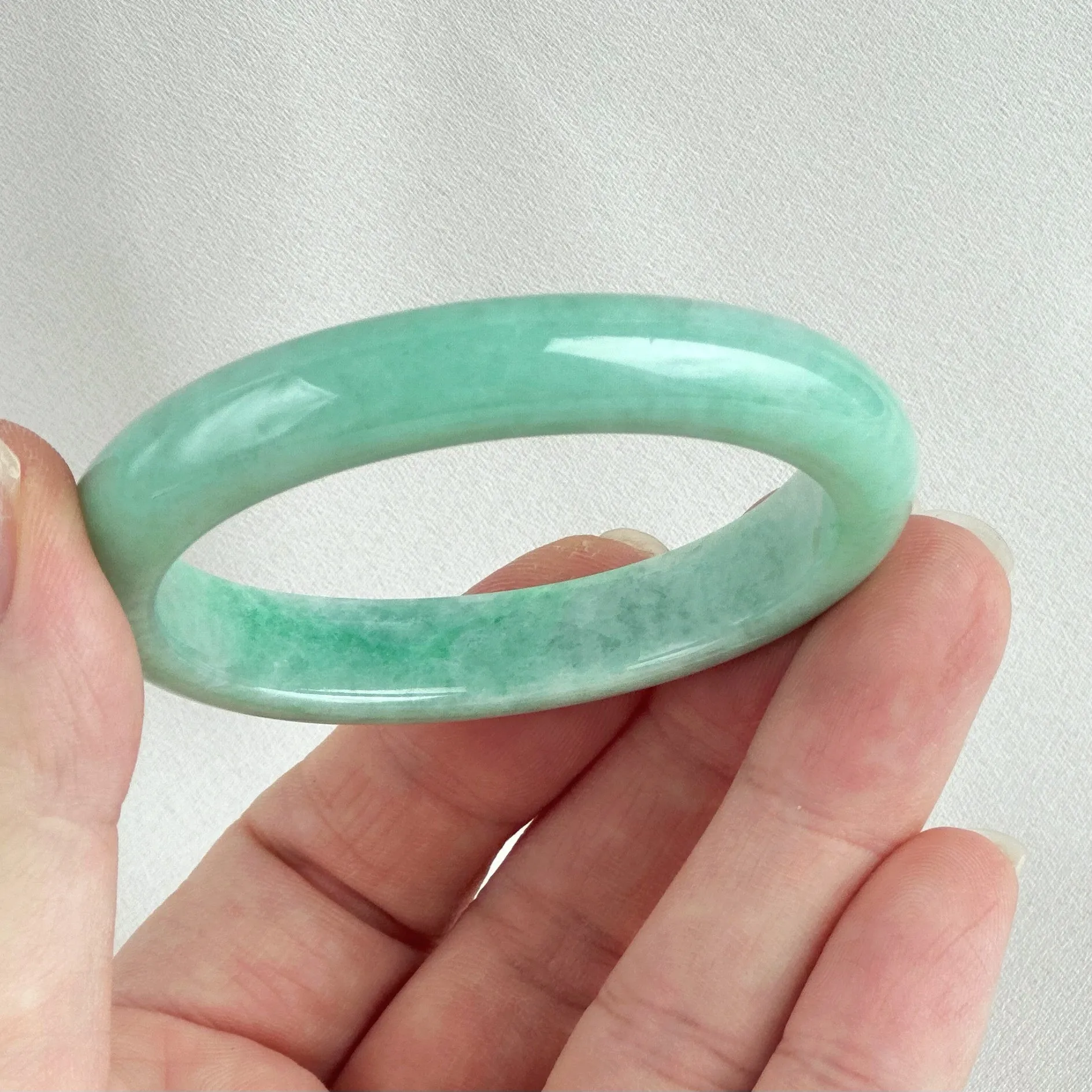 81752 52.5mm Apple Green Oval Jadeite Bangle