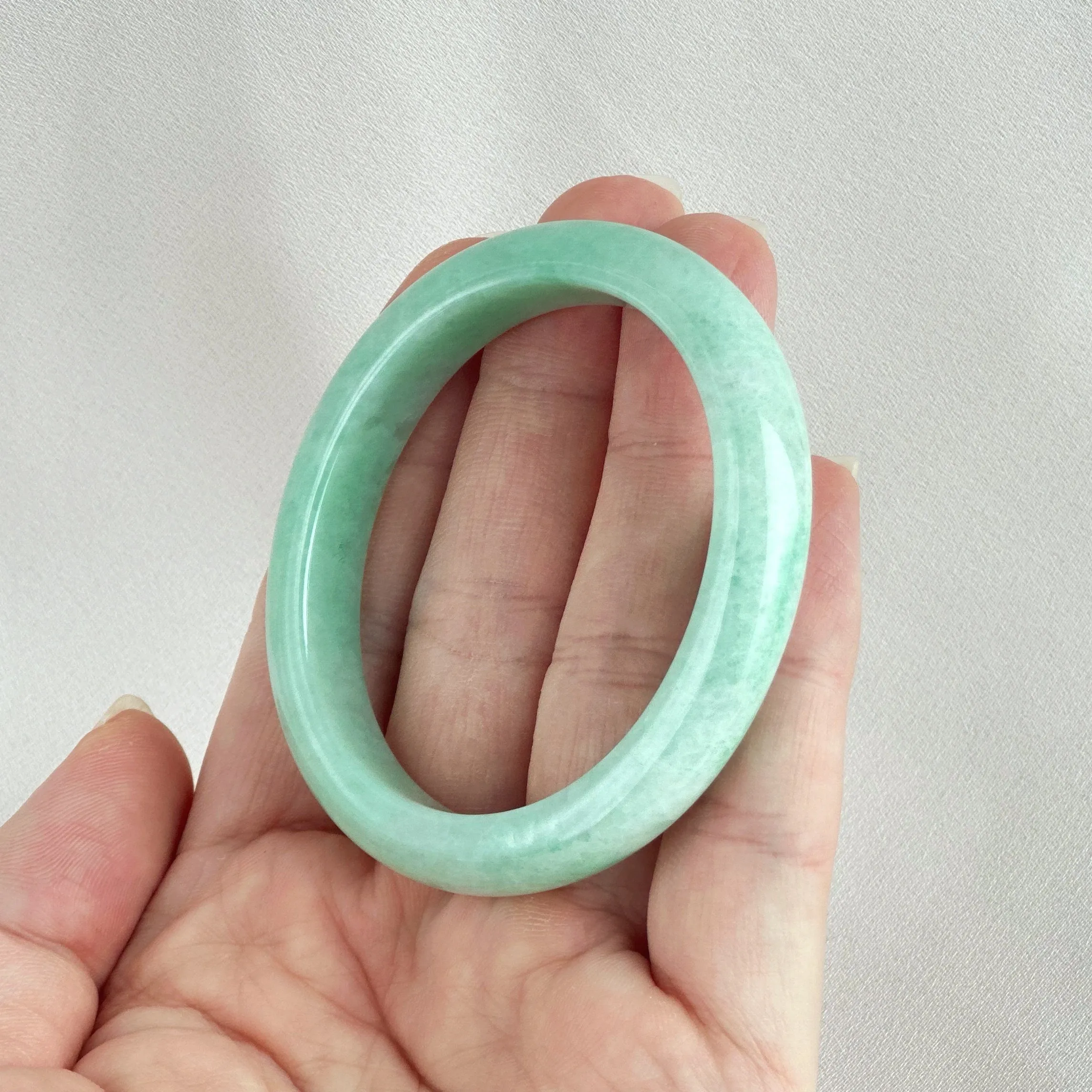 81752 52.5mm Apple Green Oval Jadeite Bangle