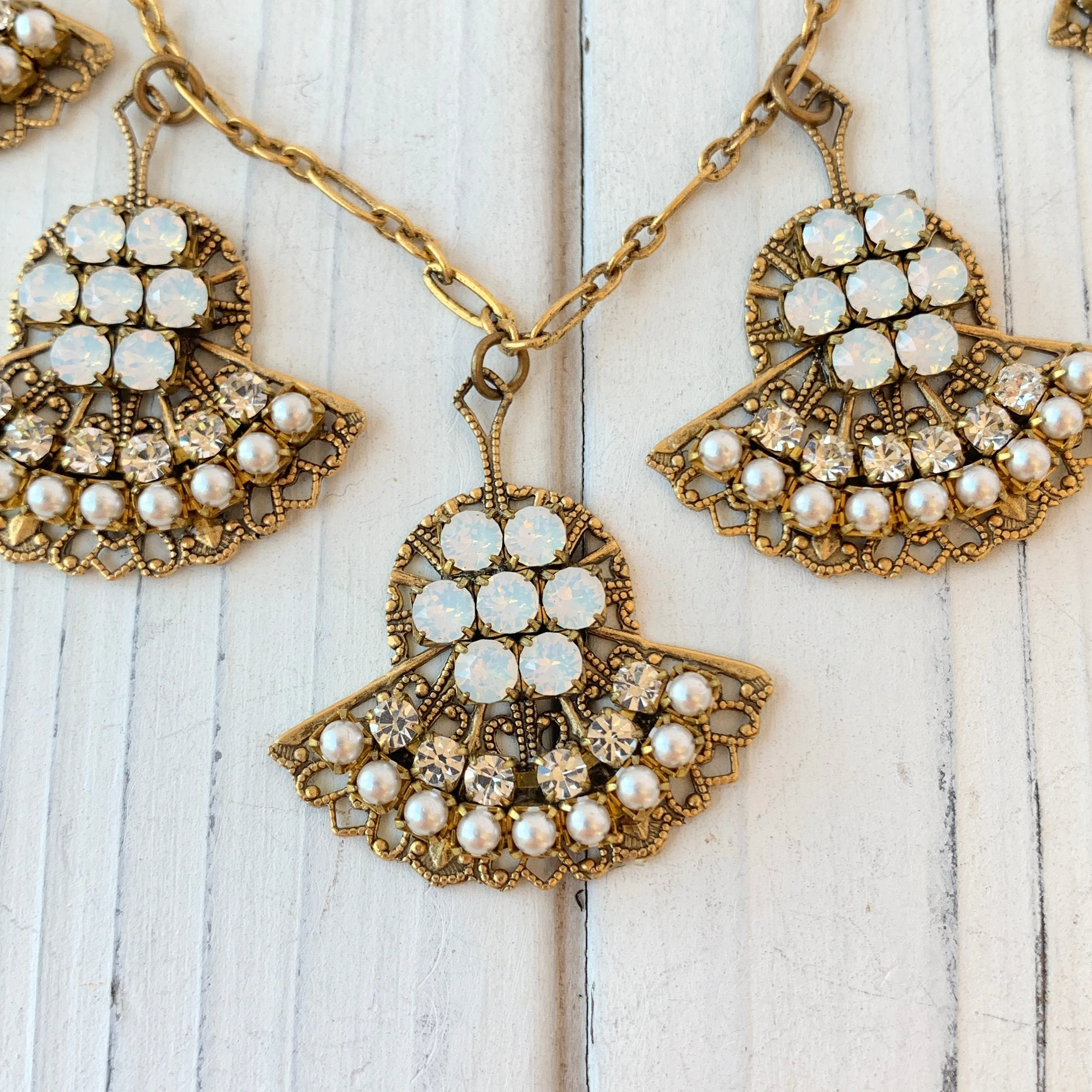 Elegant Fan Rhinestone Necklace