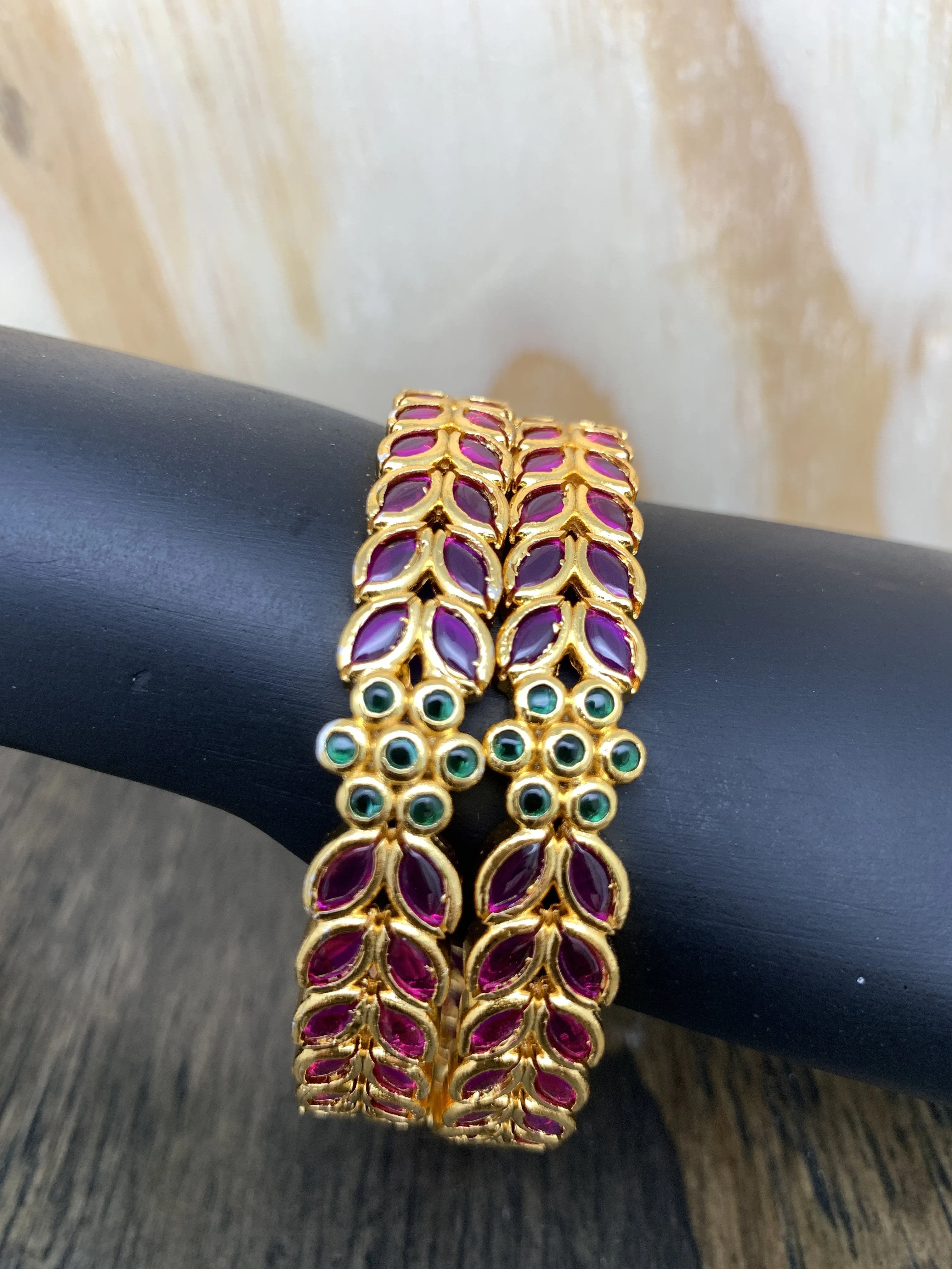 Red Kemp with Double Line Leaf Pattern Bangle