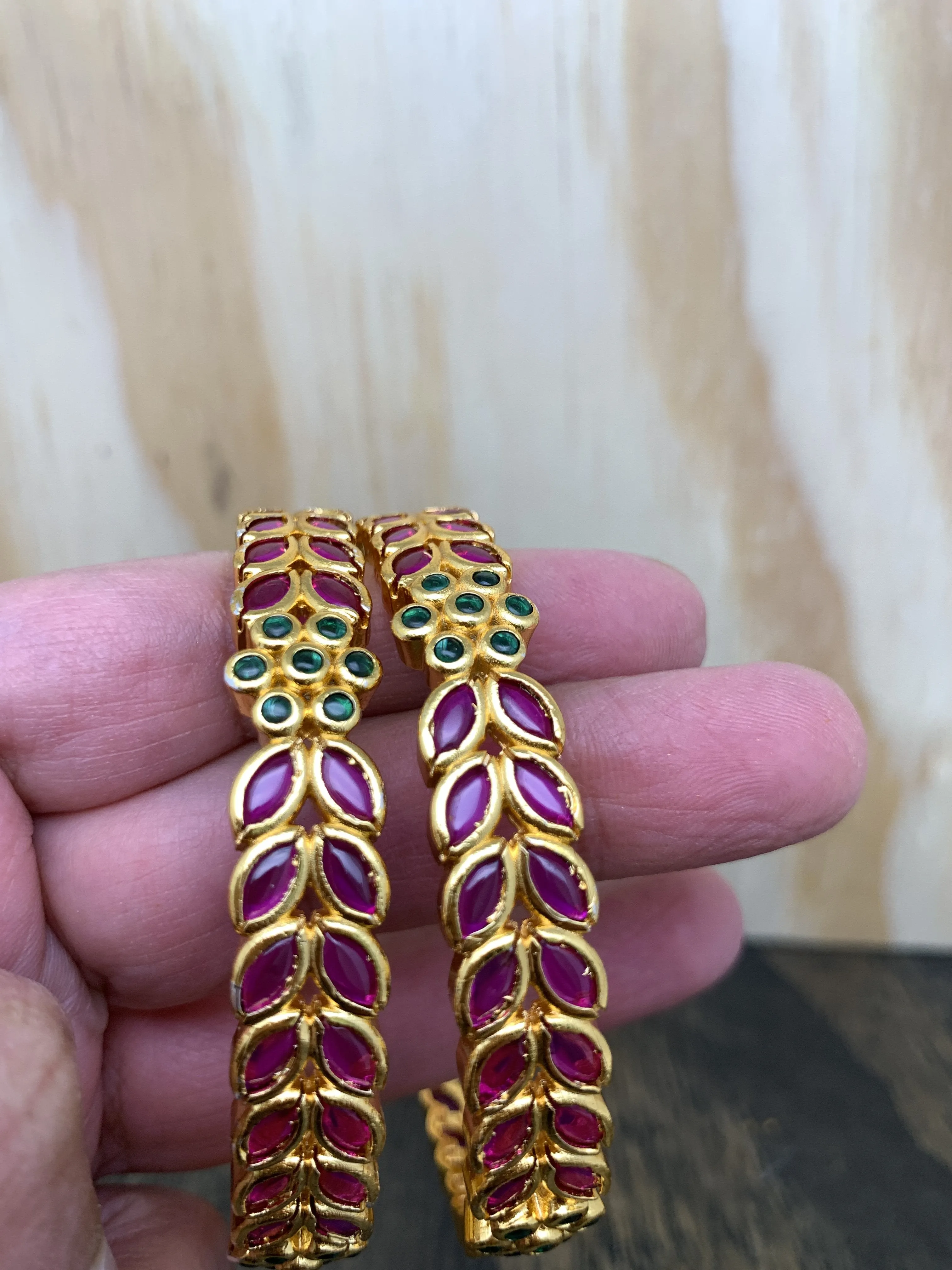 Red Kemp with Double Line Leaf Pattern Bangle